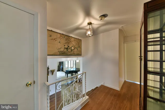 a view of empty room with window