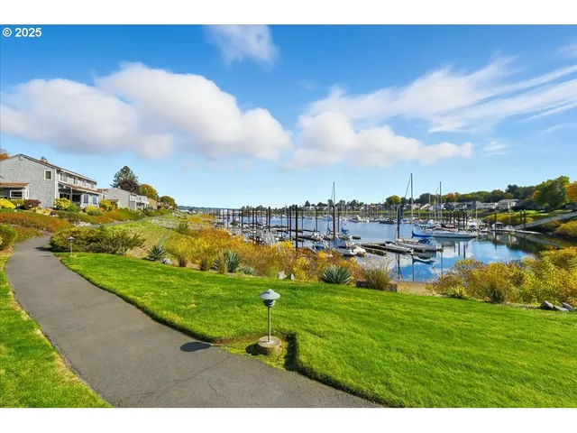 $475,000 | 623 North Tomahawk Island Drive, Portland, OR 97217