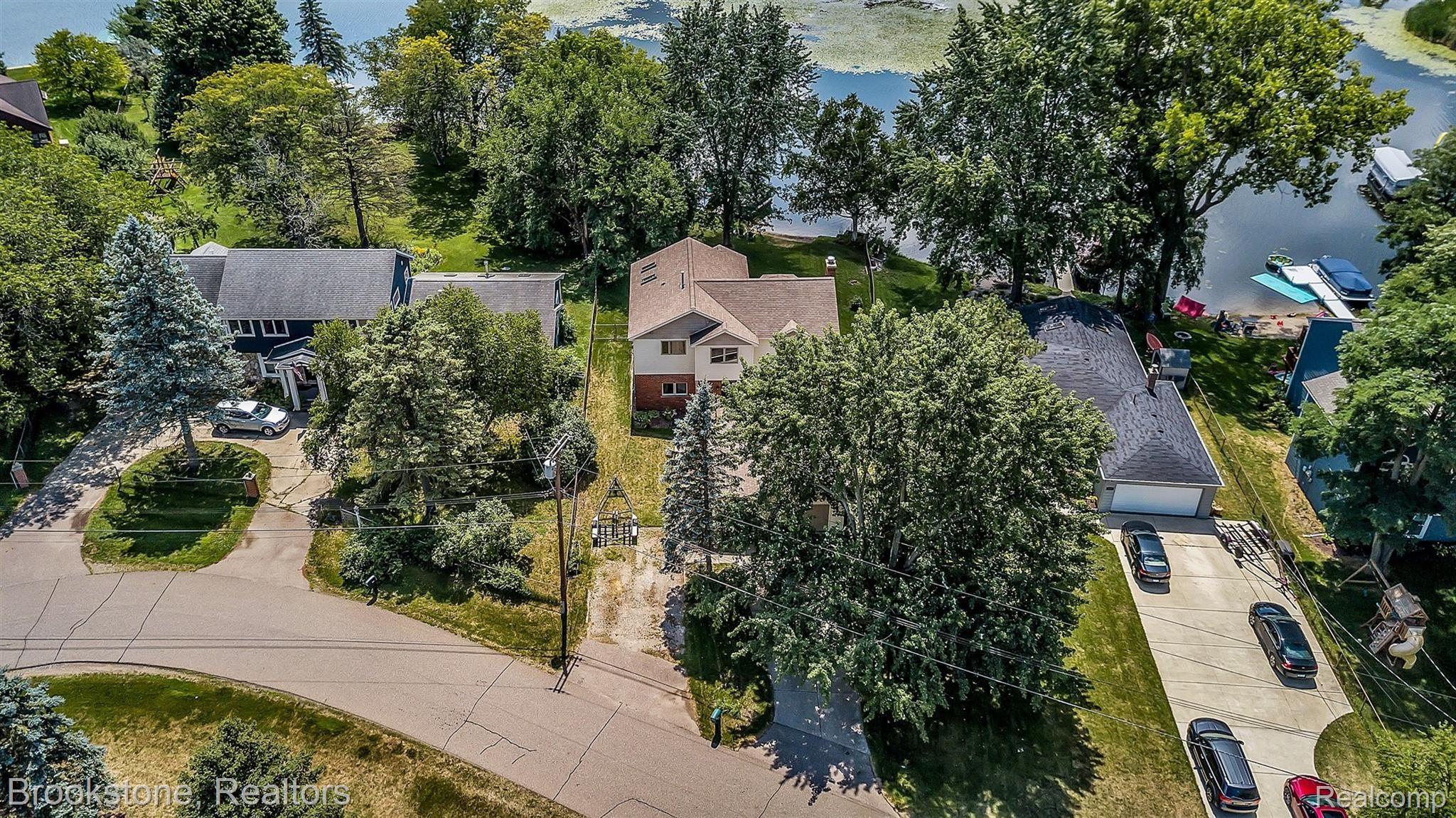 8715 Waumegah Road Clarkston, MI 48348 - Photo 3 of 60 71-8715 Waumegah Rd-WindowStill-Rea.jpg