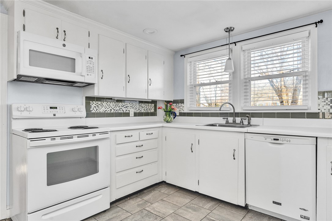 609 Point Judith Road Narragansett, RI 02882 - Photo 12 of 34