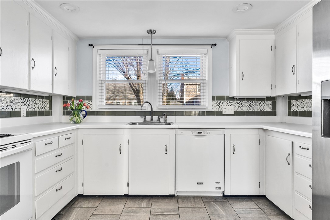 609 Point Judith Road Narragansett, RI 02882 - Photo 10 of 34 Fully Equipped Kitchen