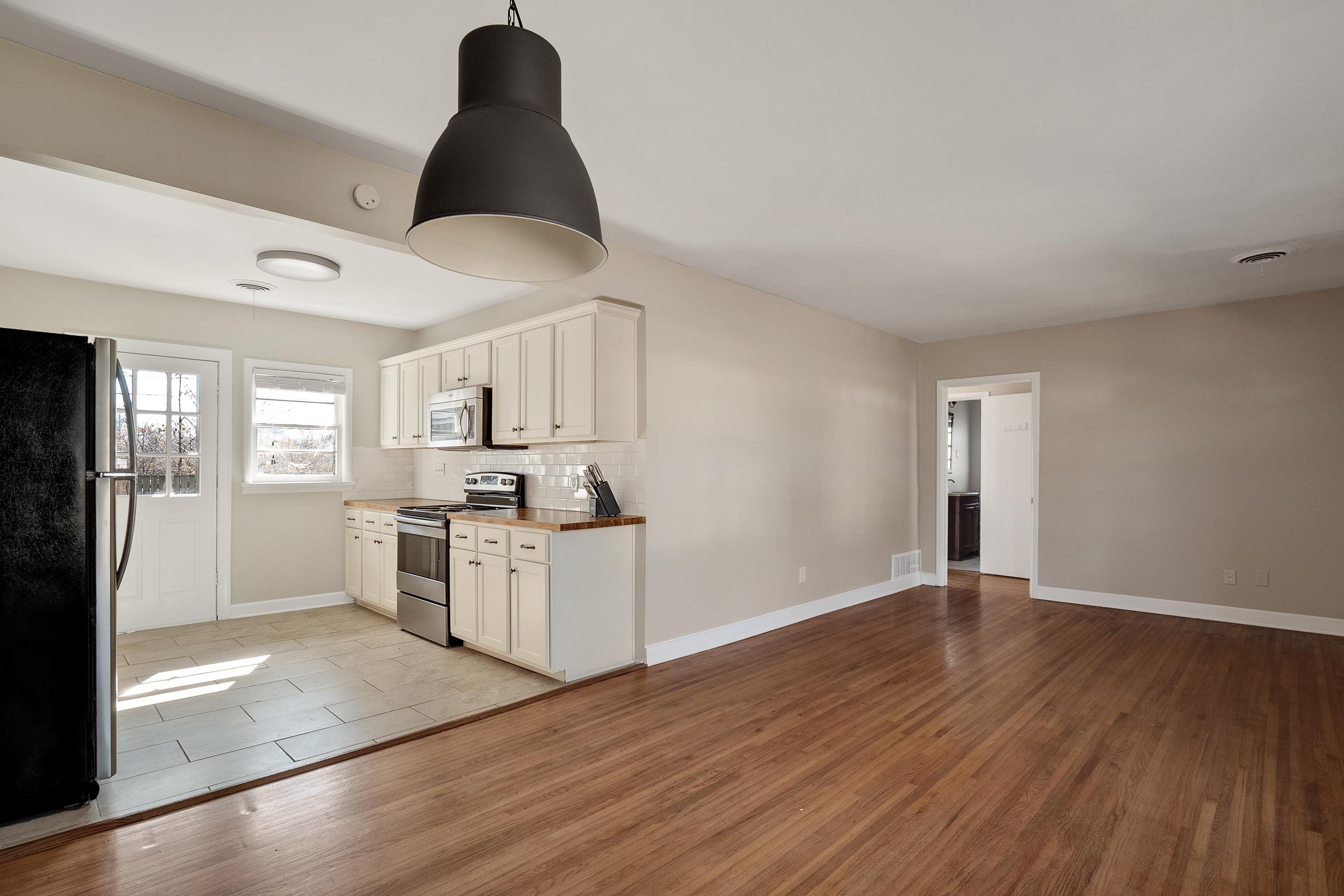 4815 Amboy Road Memphis, TN 38117 - Photo 8 of 24 a kitchen with granite countertop a stove and a refrigerator