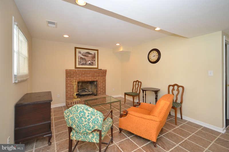 8810 Keewatin Road Lanham, MD 20706 - Photo 9 of 27 Living Room