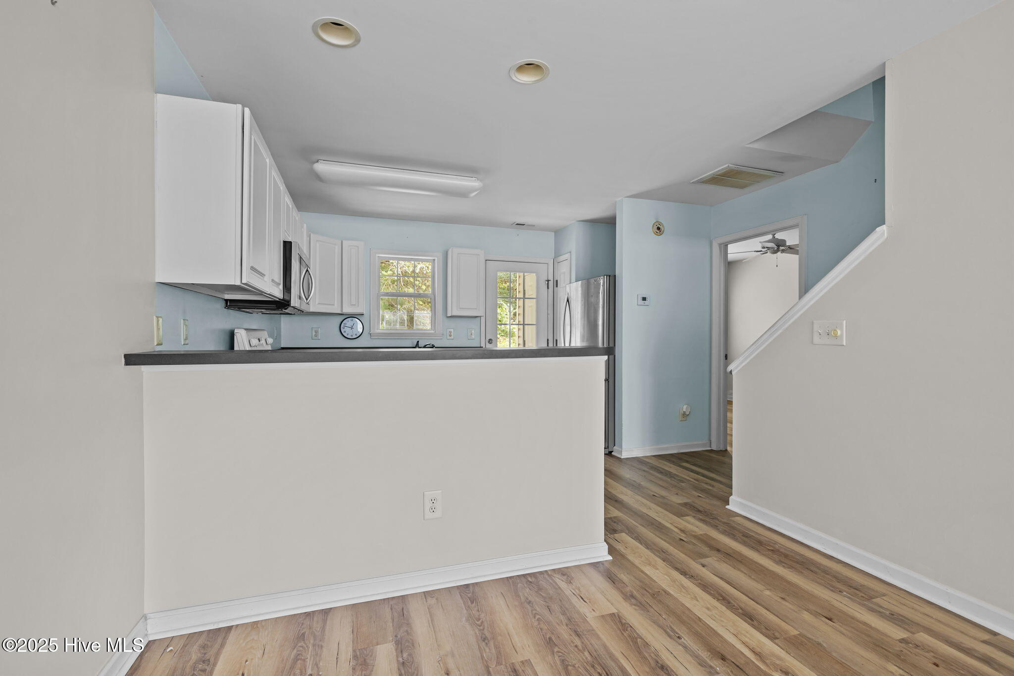 4513 Country Club Road, Unit G101 Morehead City, NC 28557 - Photo 13 of 26 Kitchen bar