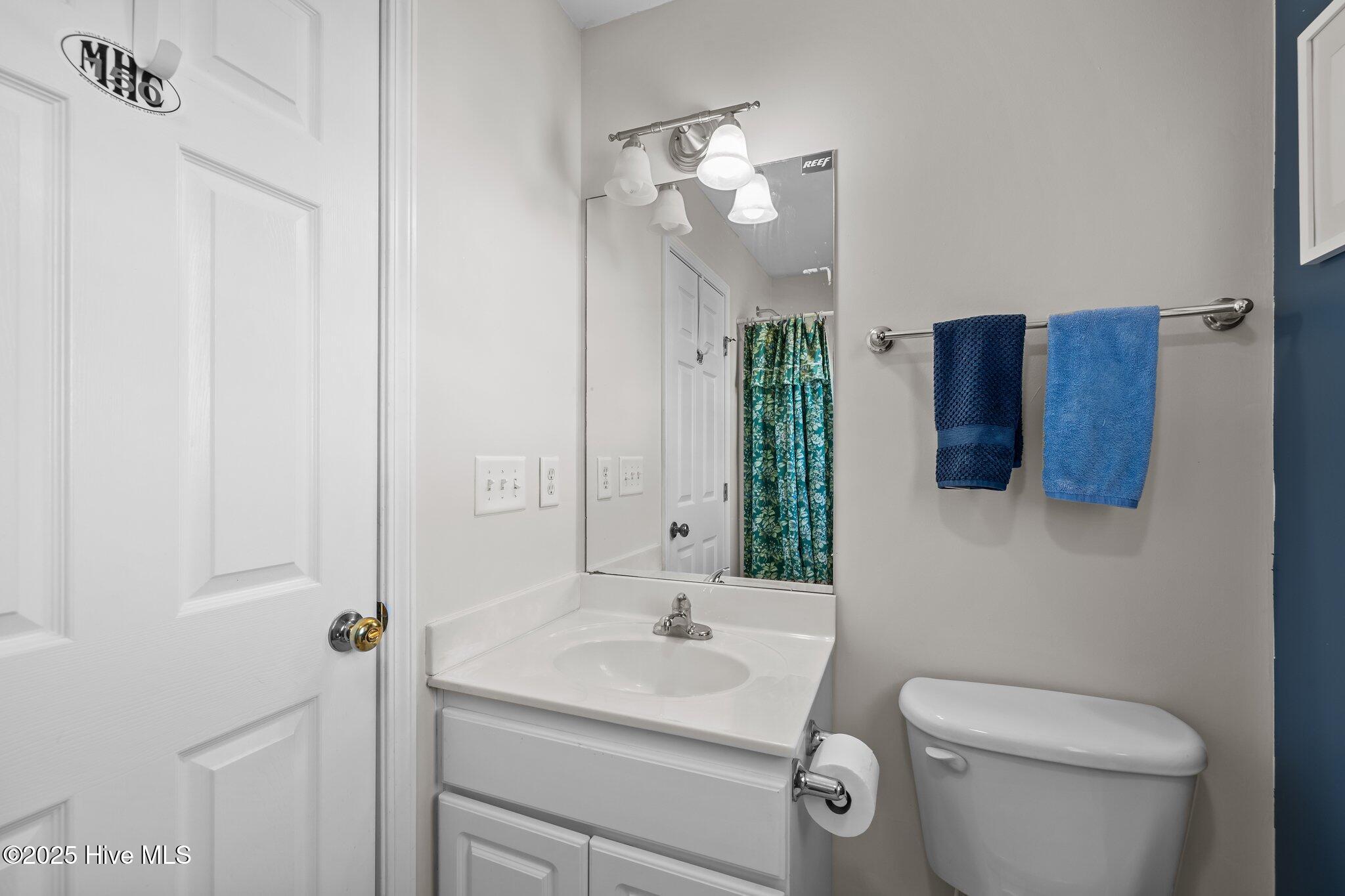 4513 Country Club Road, Unit G101 Morehead City, NC 28557 - Photo 20 of 26 Upstairs bath