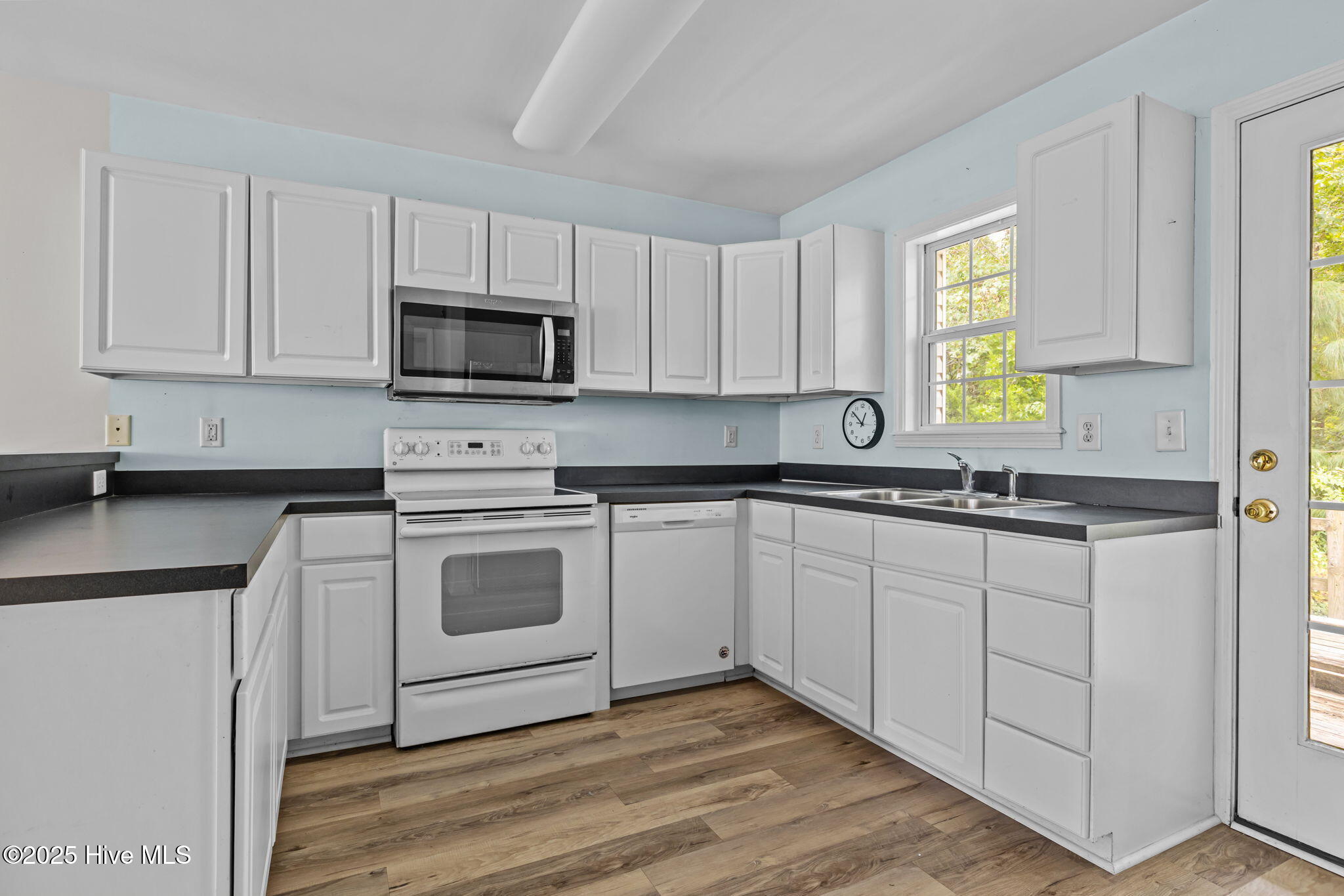 4513 Country Club Road, Unit G101 Morehead City, NC 28557 - Photo 3 of 26 Kitchen