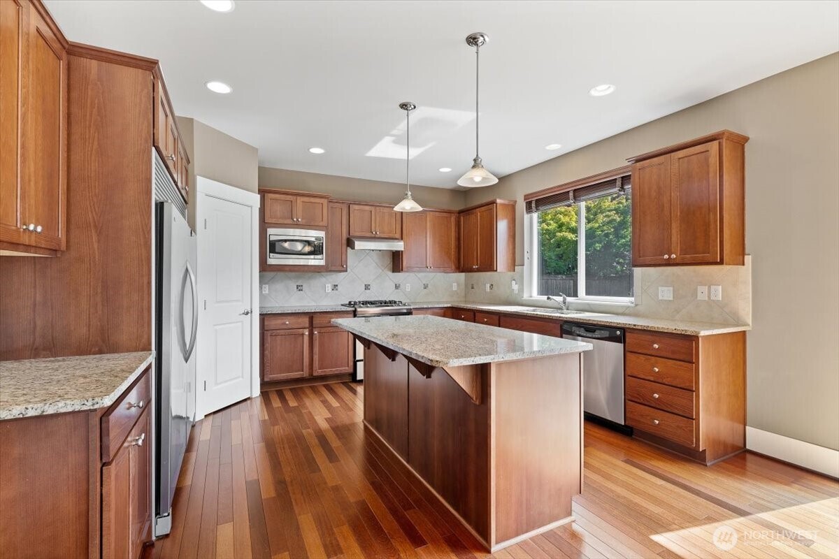 907 Ilwaco Place Northeast Renton, WA 98059 - Photo 7 of 36 Gallery Image 7