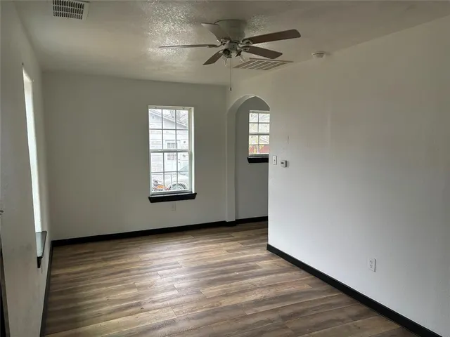 $1,000 | 401 East Freeman Street, Ennis, TX 75119