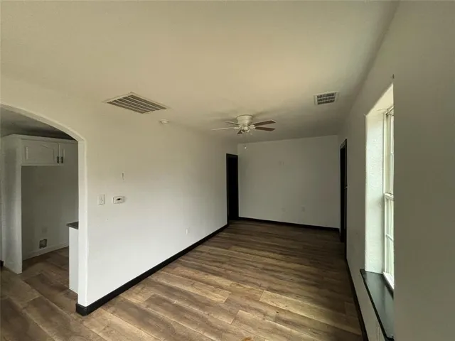 $1,000 | 401 East Freeman Street, Ennis, TX 75119