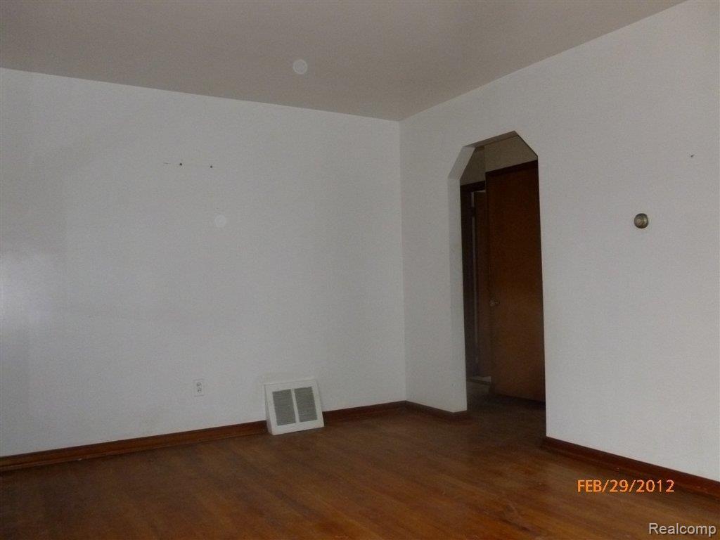 8499 Fielding Street Detroit, MI 48228 - Photo 6 of 11 LIVING ROOM 2.JPG