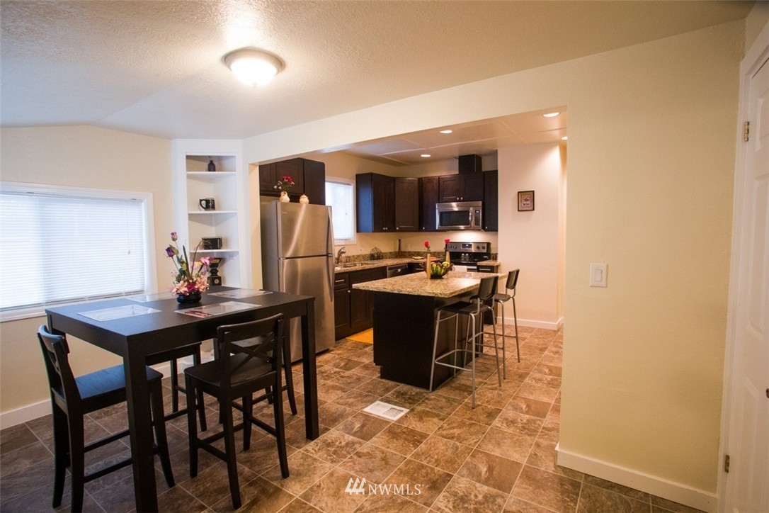 5640 Northeast 4th Street Renton, WA 98059 - Photo 4 of 11