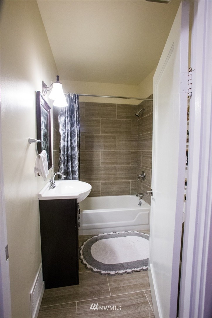 5640 Northeast 4th Street Renton, WA 98059 - Photo 7 of 11