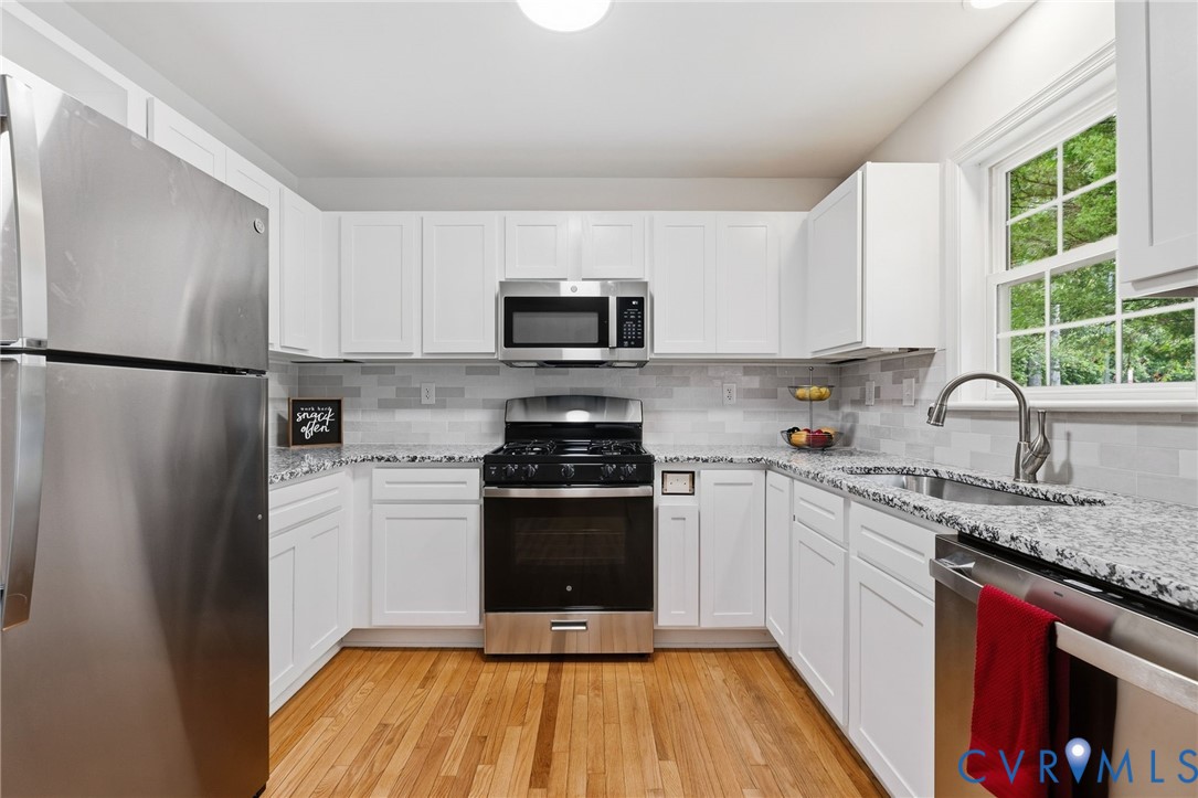 10315 Raintree Commons Court Henrico, VA 23238 - Photo 8 of 24 U-shaped kitchen featuring white cabinetry, stainl