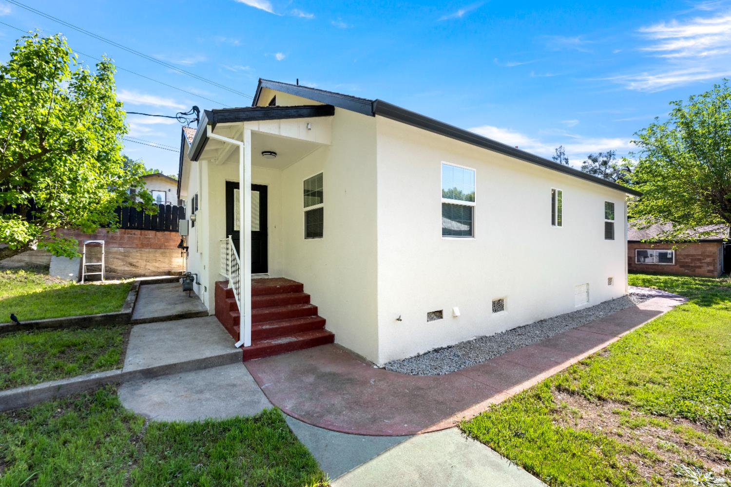185 Mill Street Sutter Creek, CA 95685 - Photo 54 of 77 a front view of a house with a yard