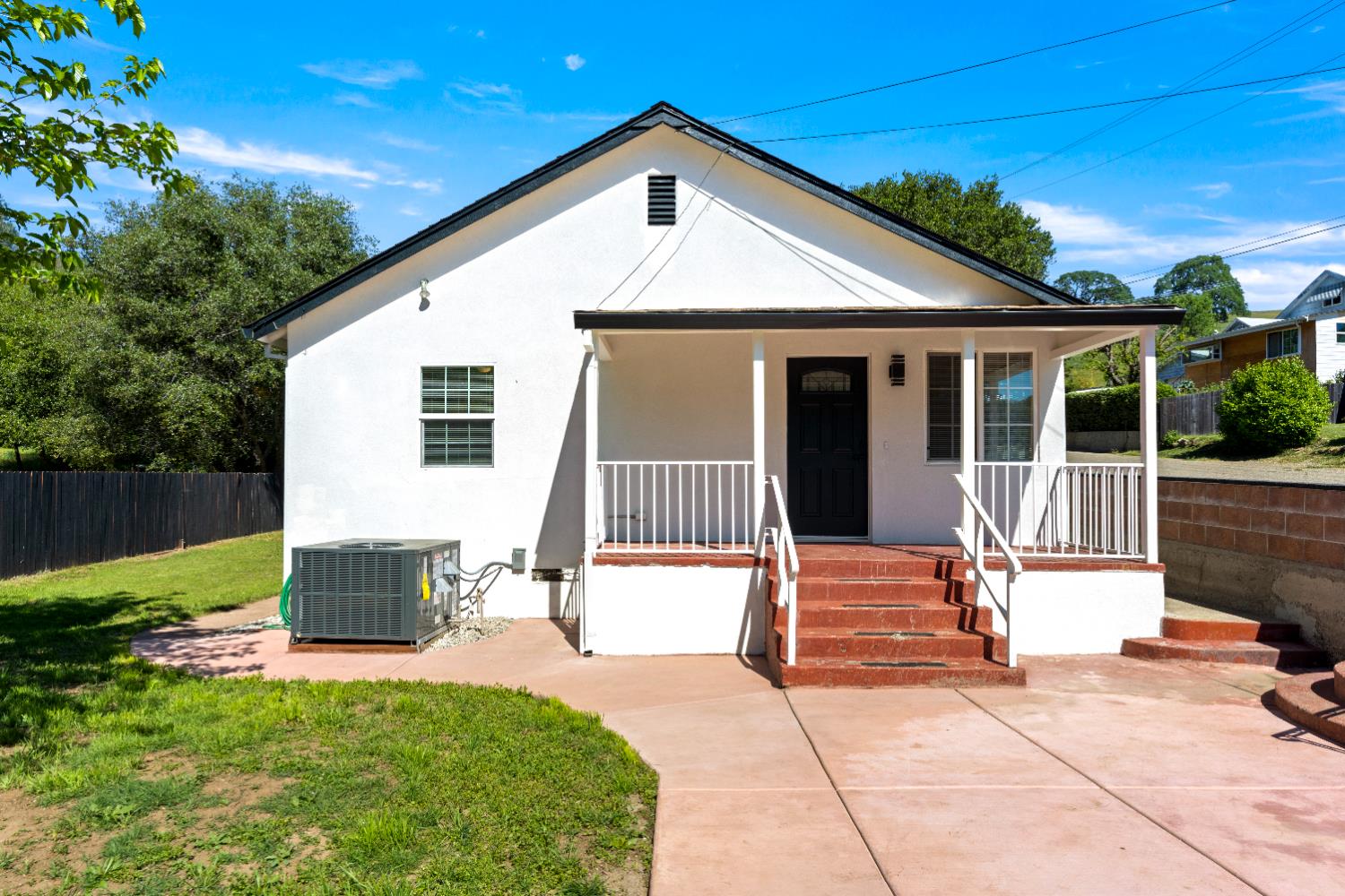 185 Mill Street Sutter Creek, CA 95685 - Photo 61 of 77 a front view of a house with a yard