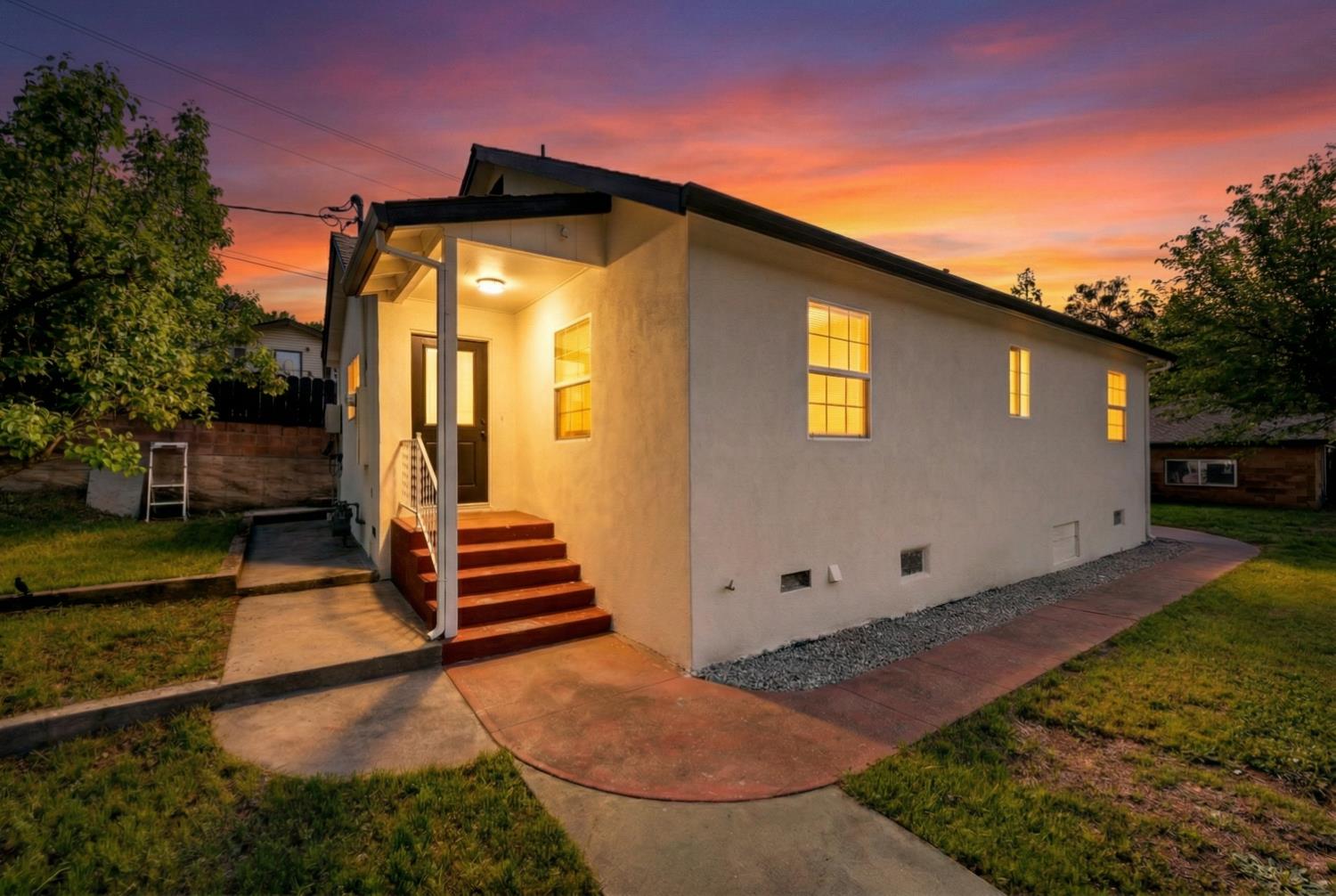185 Mill Street Sutter Creek, CA 95685 - Photo 70 of 77 a front view of a house with a yard