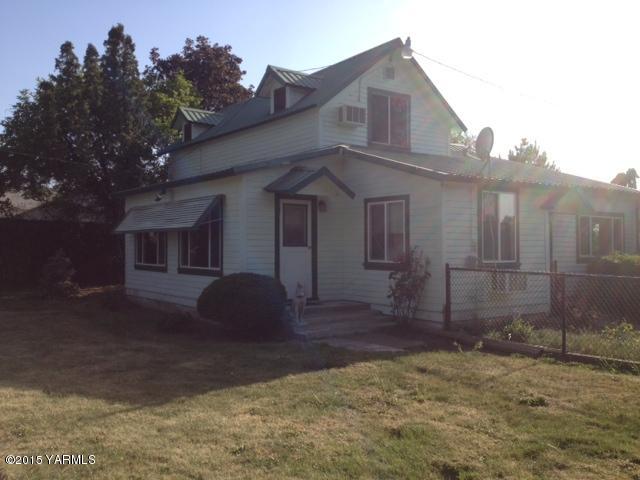 2490 Ashue Road Wapato, WA 98951 - Photo 2 of 11 a view of a house with a yard
