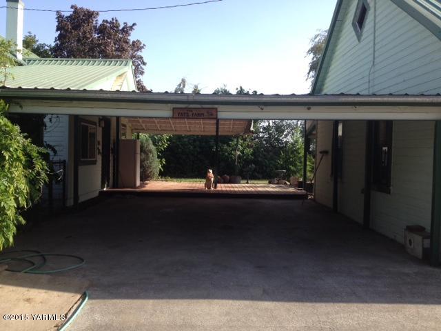 2490 Ashue Road Wapato, WA 98951 - Photo 4 of 11 a view of a porch with furniture and garden