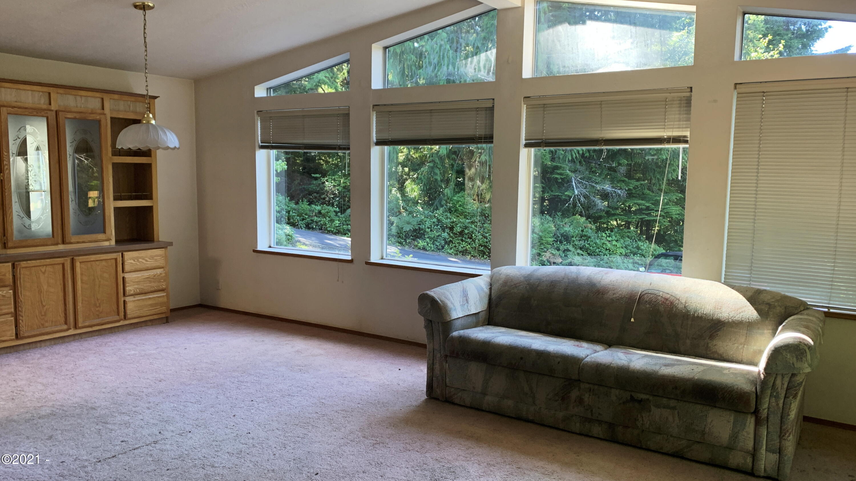 271 East Darkey Creek Road Waldport, OR 97394 - Photo 7 of 26 Living room......