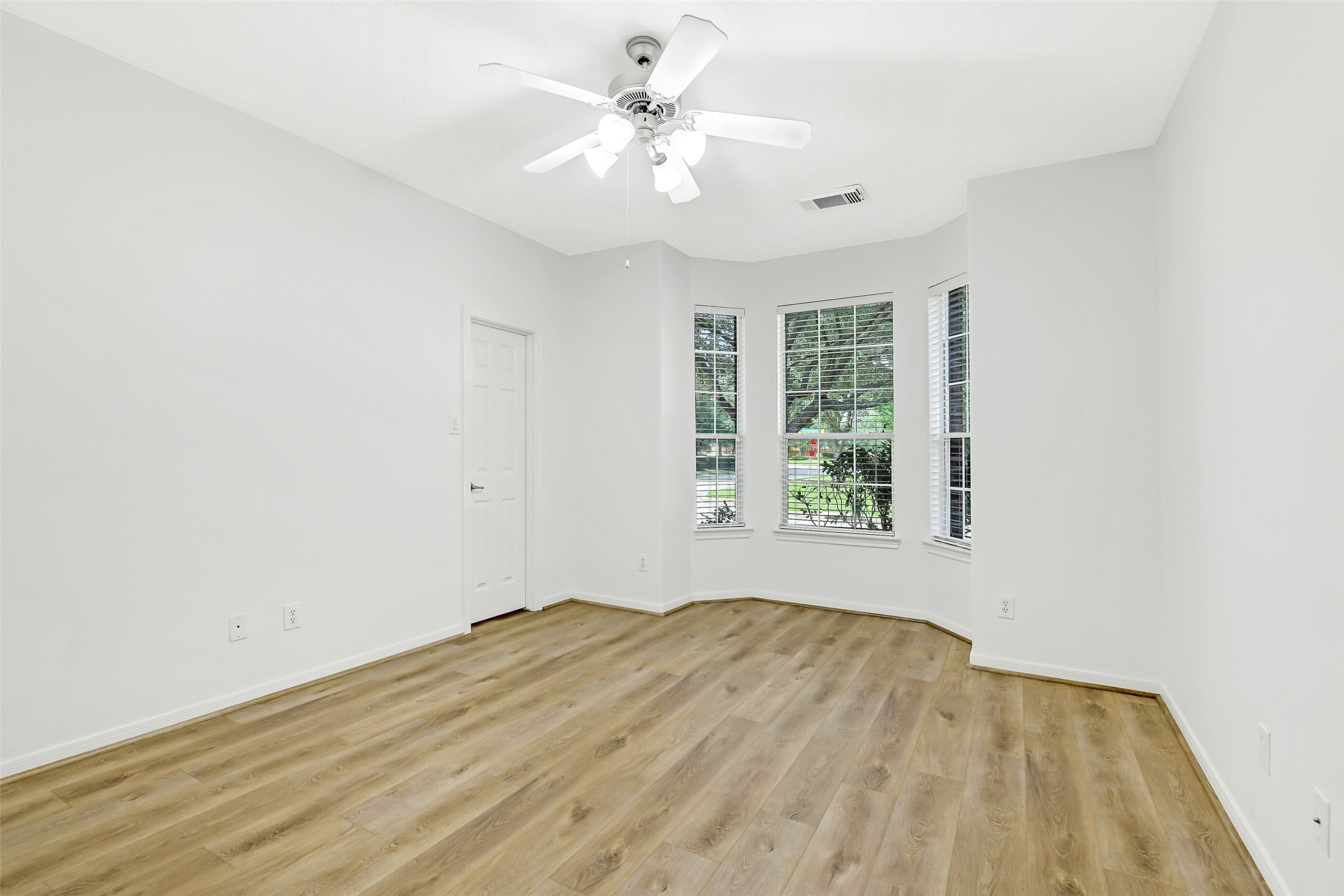 19227 Countryhills Court Spring, TX 77388 - Photo 26 of 33 Spacious secondary bedroom with lots of natural light.