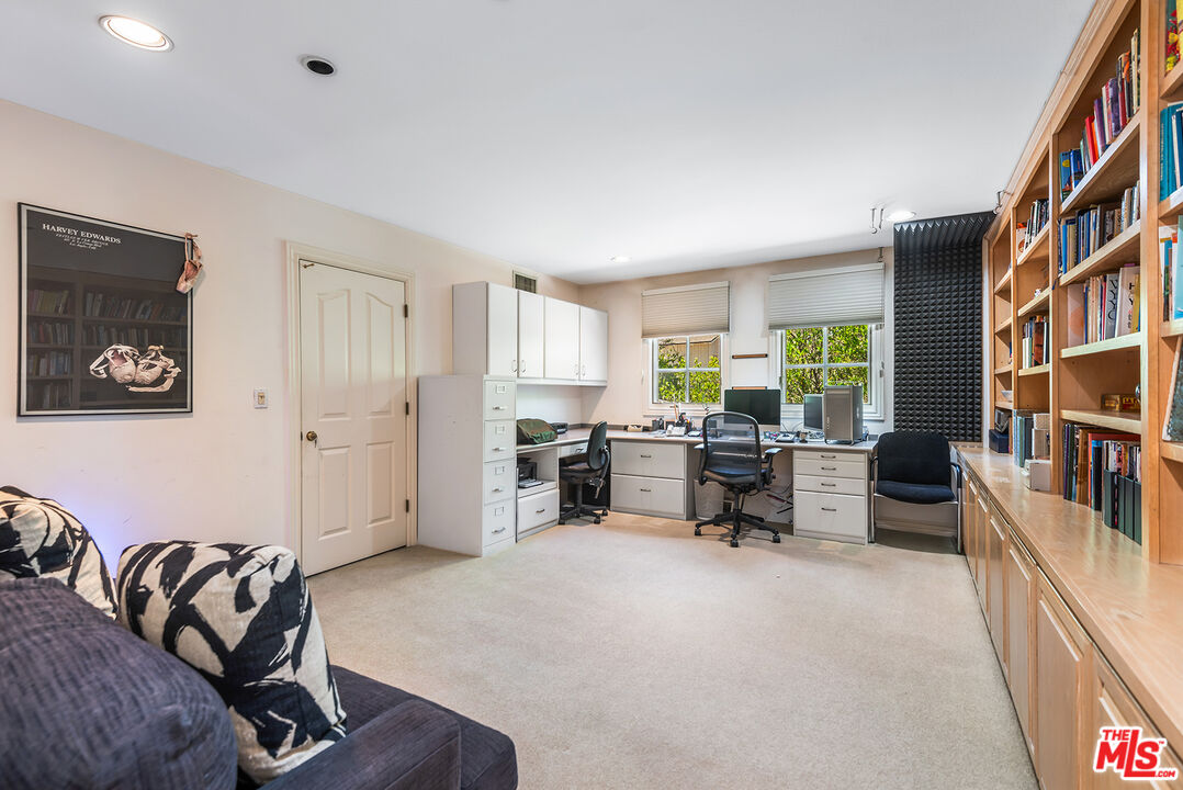 17040 Rancho Street Encino, CA 91316 - Photo 35 of 52