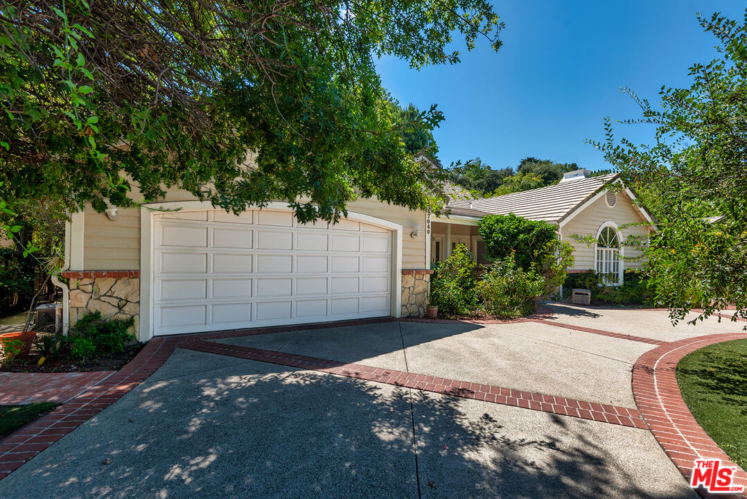 17040 Rancho Street Encino, CA 91316 - Photo 4 of 52