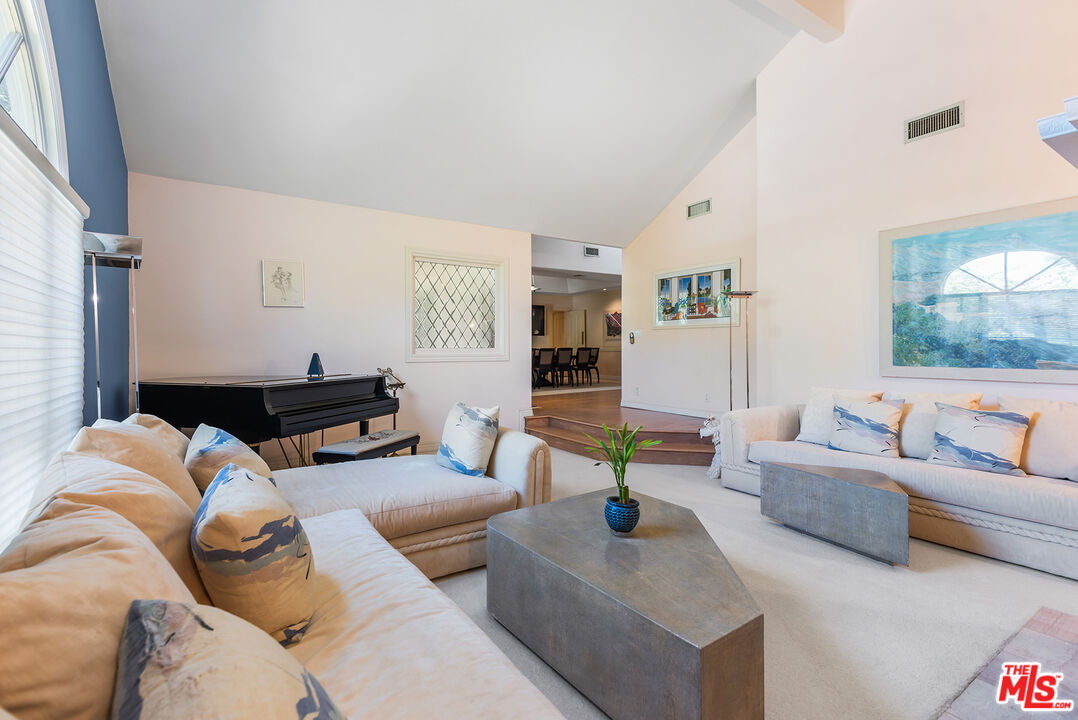 17040 Rancho Street Encino, CA 91316 - Photo 10 of 52