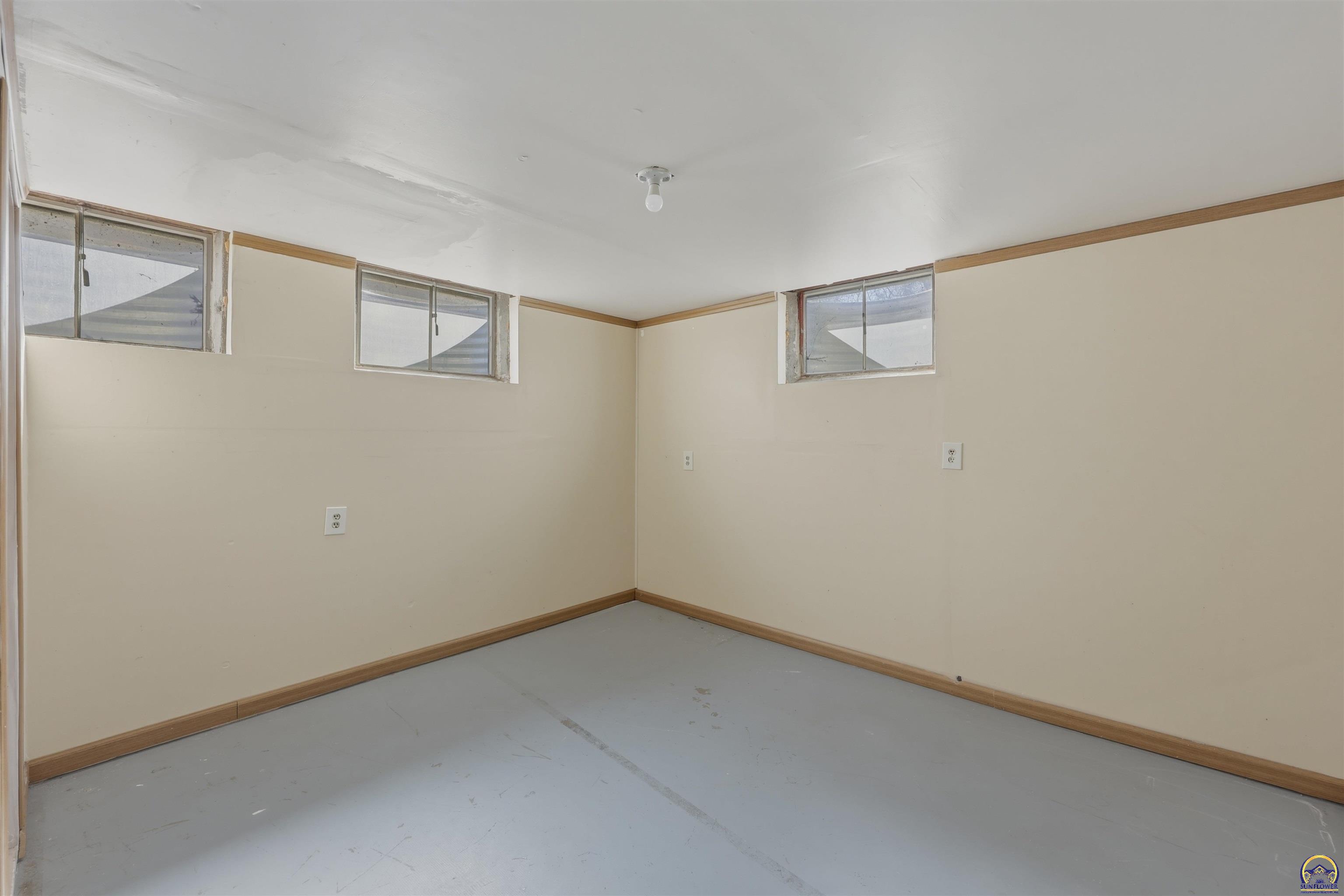 2809 Southwest Hillcrest Road Topeka, KS 66614 - Photo 21 of 26