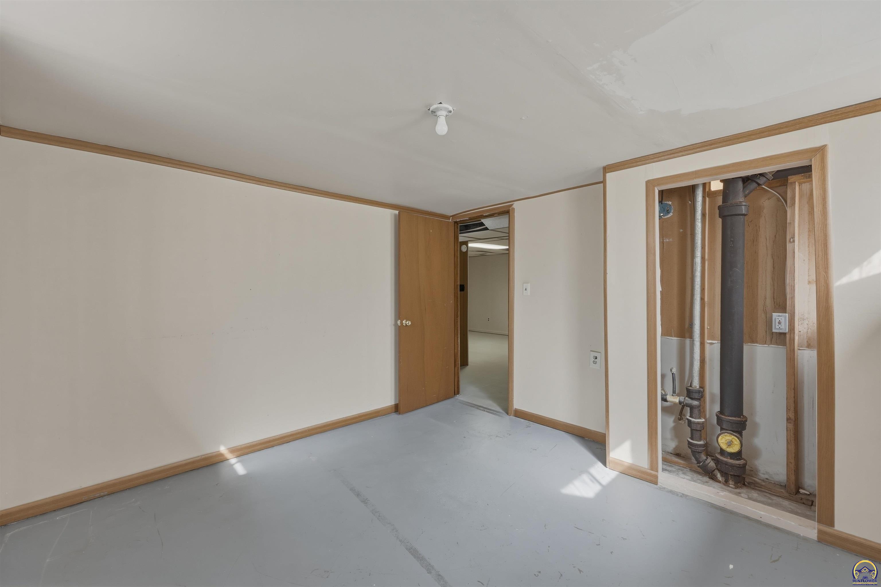 2809 Southwest Hillcrest Road Topeka, KS 66614 - Photo 22 of 26