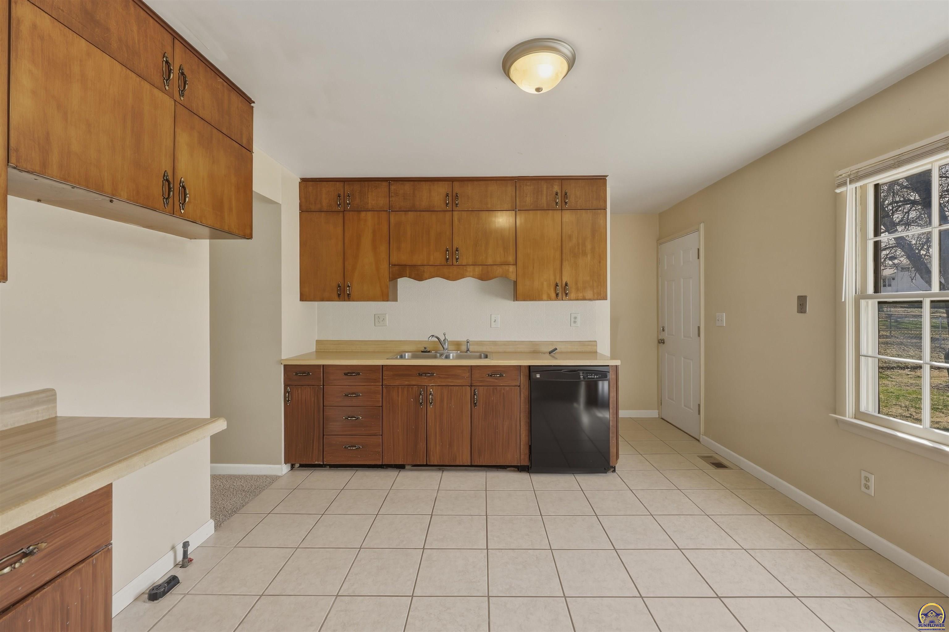 2809 Southwest Hillcrest Road Topeka, KS 66614 - Photo 7 of 26