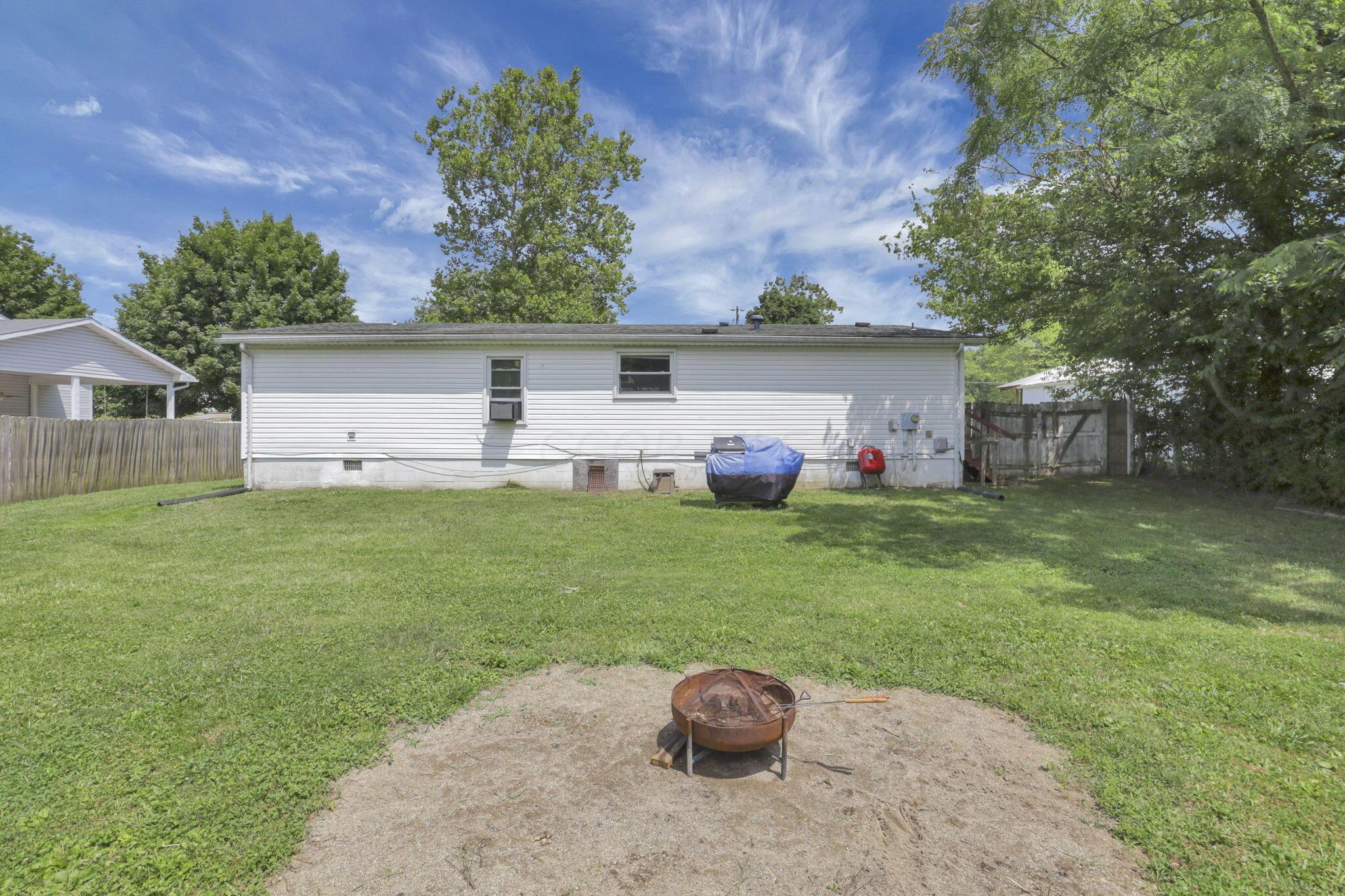 8535 Royalton Road Southwest Lancaster, OH 43130 - Photo 29 of 34 Rear