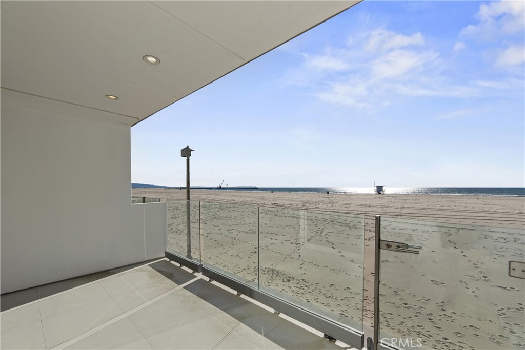 4 Jib Street, Unit 3 Marina del Rey, CA 90292 - Photo 12 of 37 a view of a bathroom