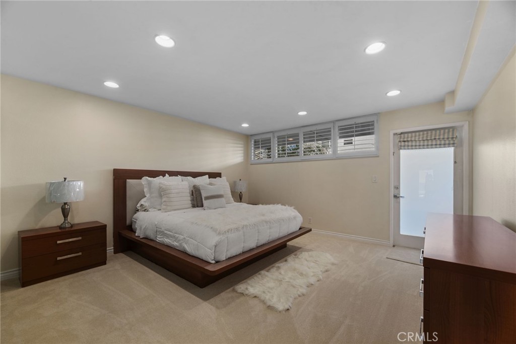 4 Jib Street, Unit 3 Marina del Rey, CA 90292 - Photo 30 of 37 a bedroom with a bed and a night stand