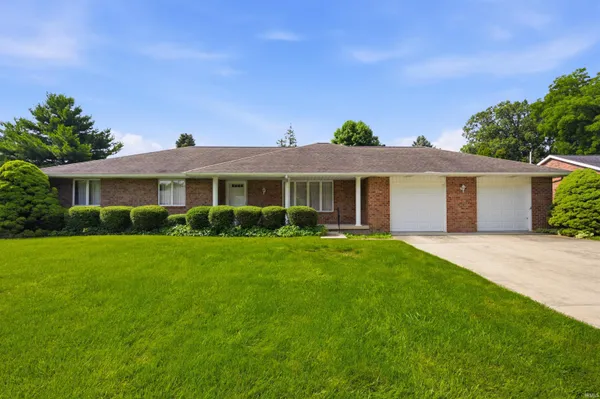 $219,900 | 2211 West Woodmont Drive, Muncie, IN 47304