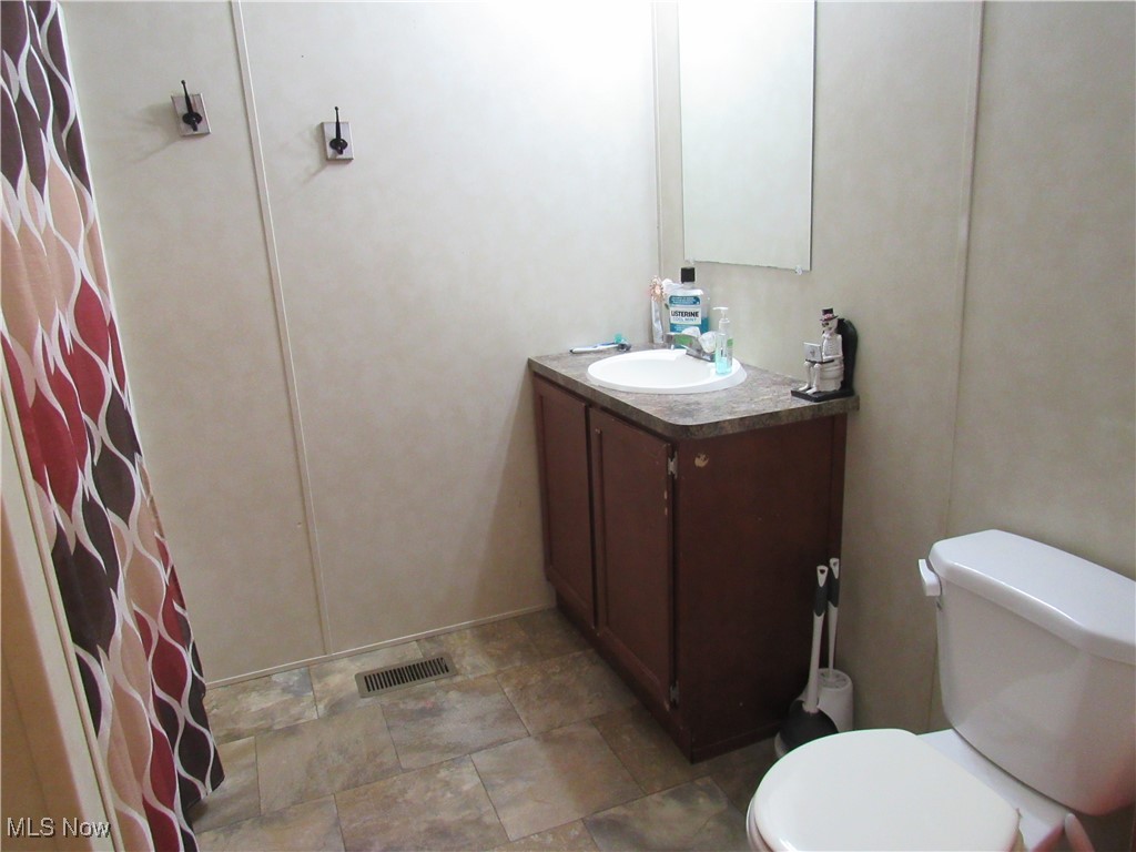 22 Kyle Lane Akron, OH 44310 - Photo 17 of 20 Bathroom featuring a shower with shower curtain, vanity, and toilet