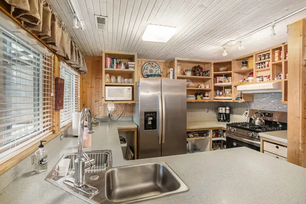 $450,000 | 11422 Lakeshore Drive, Lakeview, MI 48850