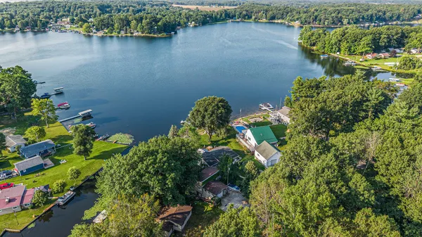 $450,000 | 11422 Lakeshore Drive, Lakeview, MI 48850