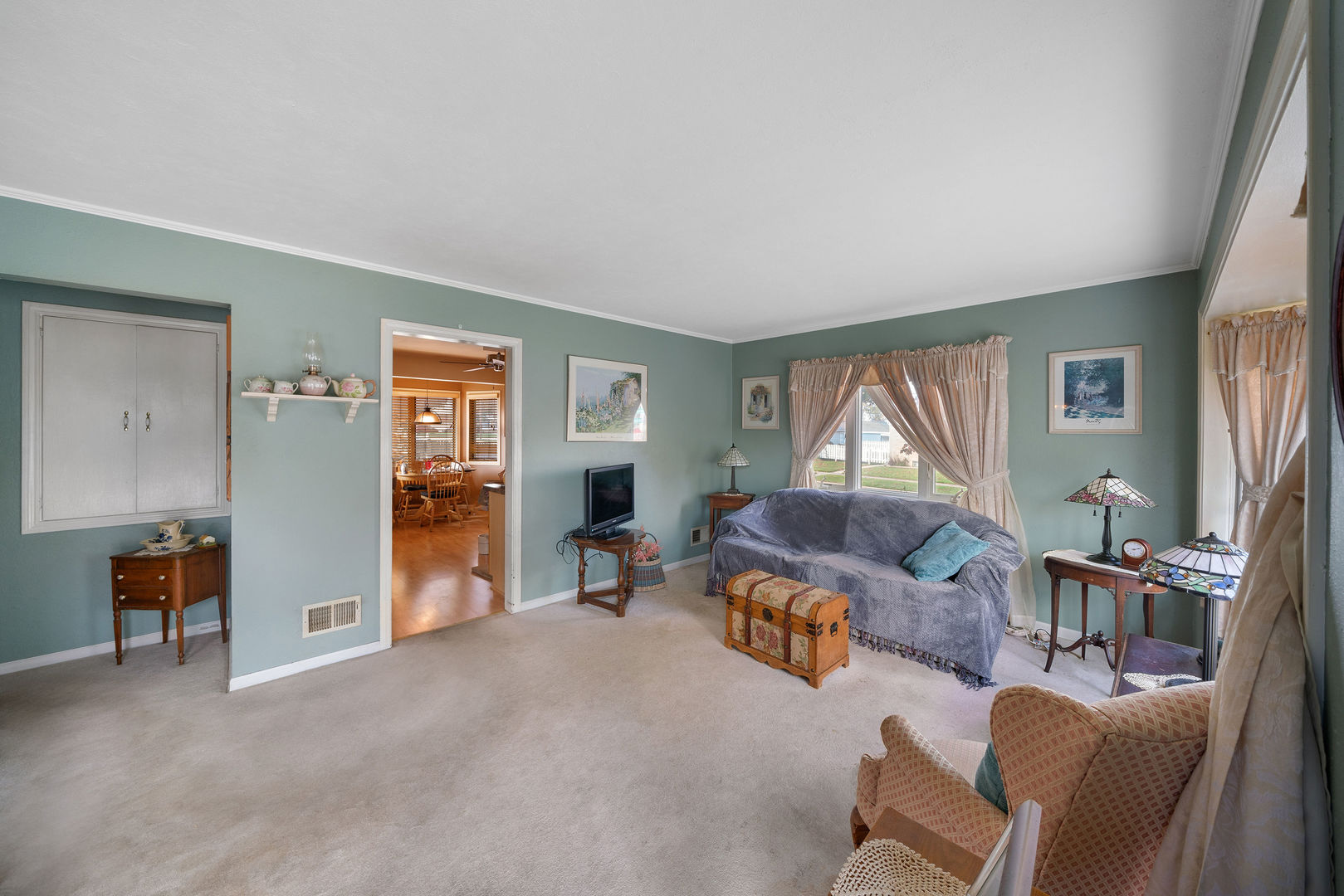 1500 Harding Avenue Berkeley, IL 60163 - Photo 15 of 22 a living room with furniture and a window