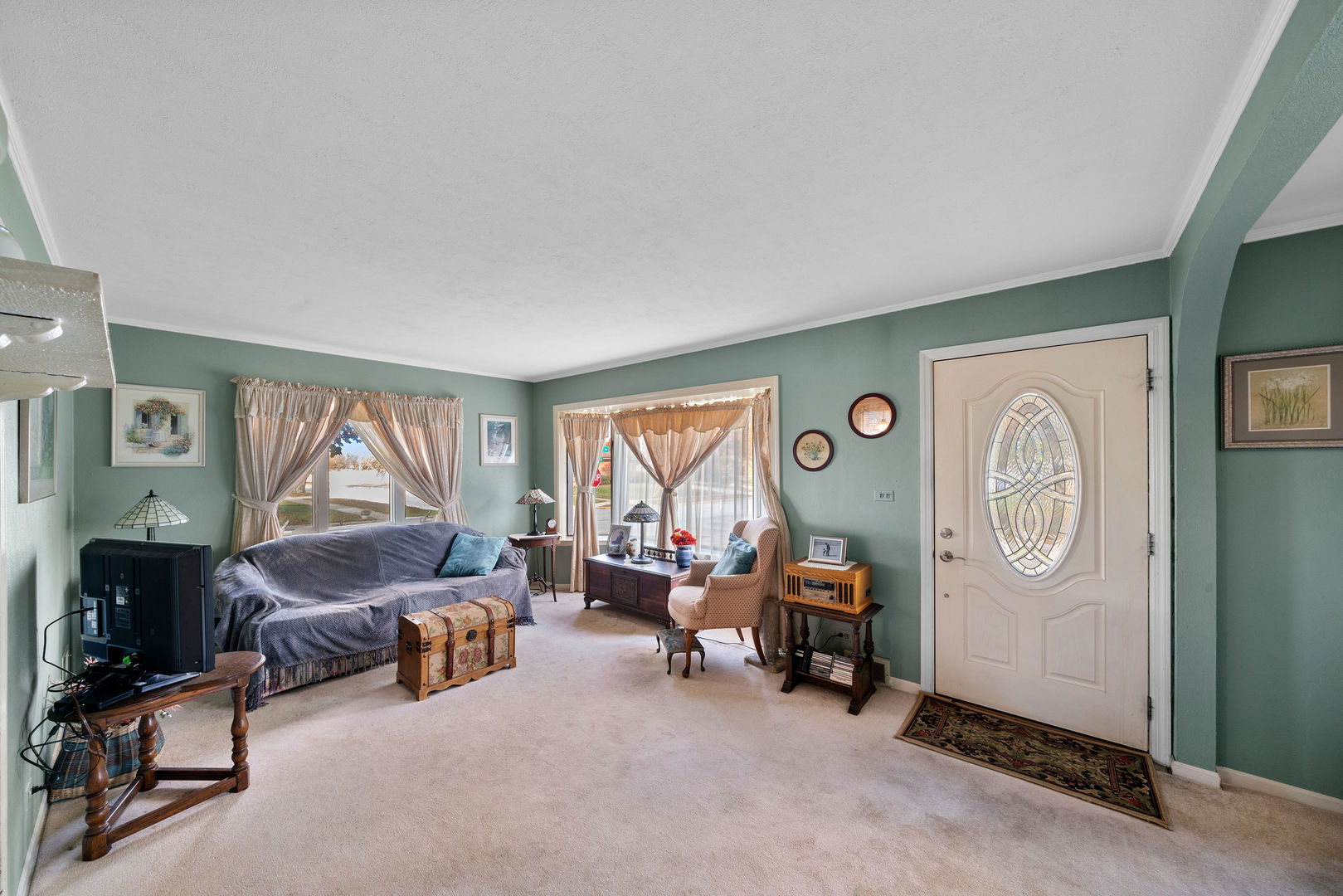1500 Harding Avenue Berkeley, IL 60163 - Photo 16 of 22 a living room with furniture and a large window