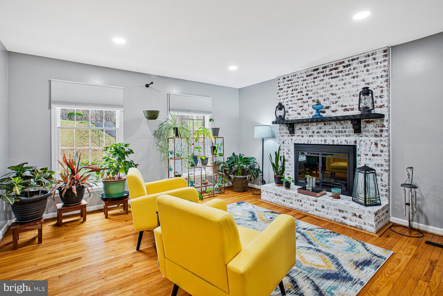 1505 Pinnacle Road Towson, MD 21286 - Photo 3 of 34 a living room with furniture potted plant and a fireplace