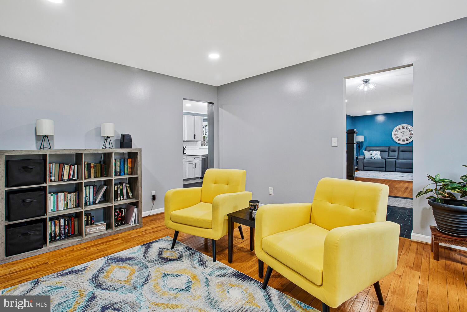 1505 Pinnacle Road Towson, MD 21286 - Photo 4 of 34 a living room with furniture and a book shelf