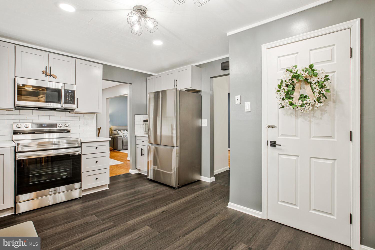 1505 Pinnacle Road Towson, MD 21286 - Photo 10 of 34 a kitchen with stainless steel appliances a stove a refrigerator and a microwave
