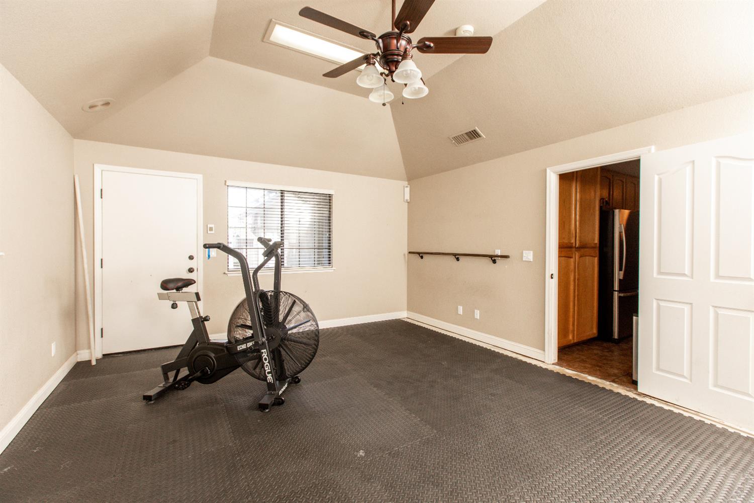 121 West Menlo Avenue Clovis, CA 93612 - Photo 28 of 46