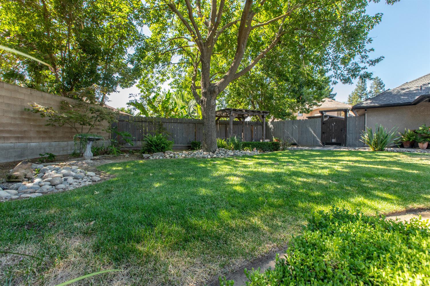 121 West Menlo Avenue Clovis, CA 93612 - Photo 38 of 46