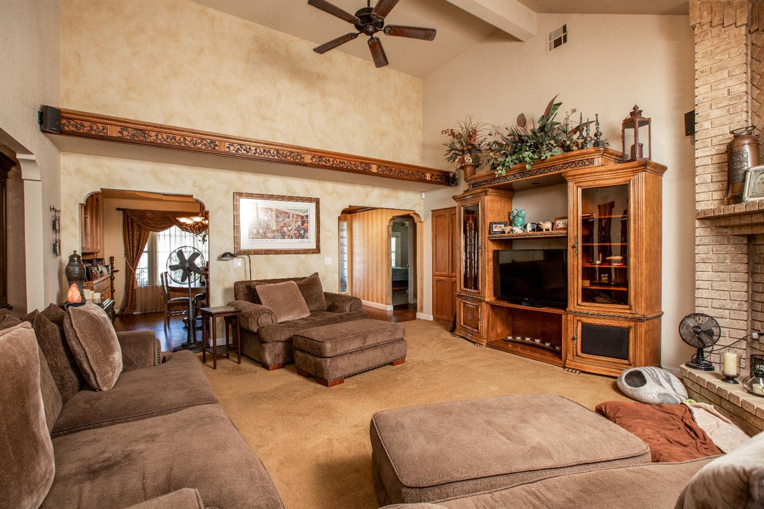 121 West Menlo Avenue Clovis, CA 93612 - Photo 7 of 46