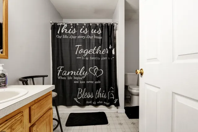 a view of entryway front of a house