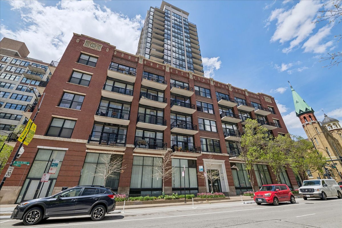 210 South Desplaines Street, Unit 507 Chicago, IL 60661 - Photo 1 of 1 a building view