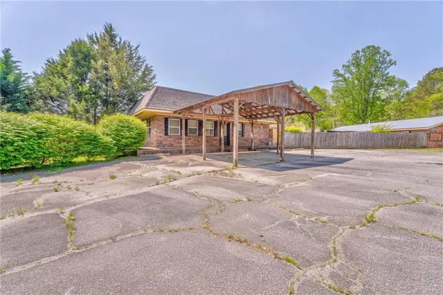 a view of a house with a yard