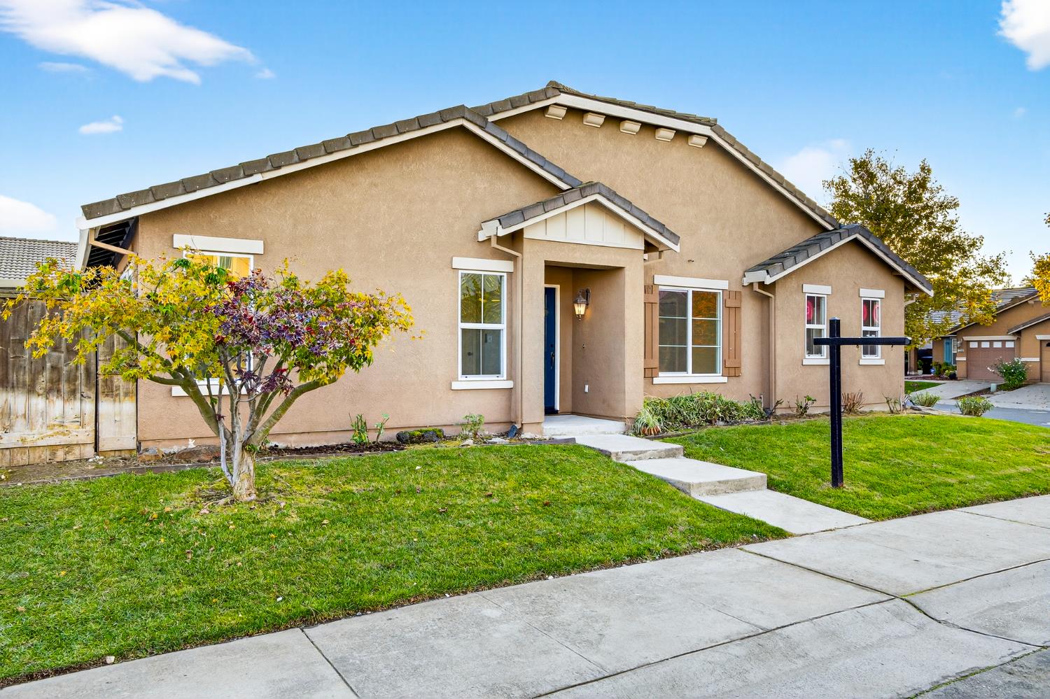 7481 Splendid Way Elk Grove, CA 95758 - Photo 40 of 41 a front view of a house with garden