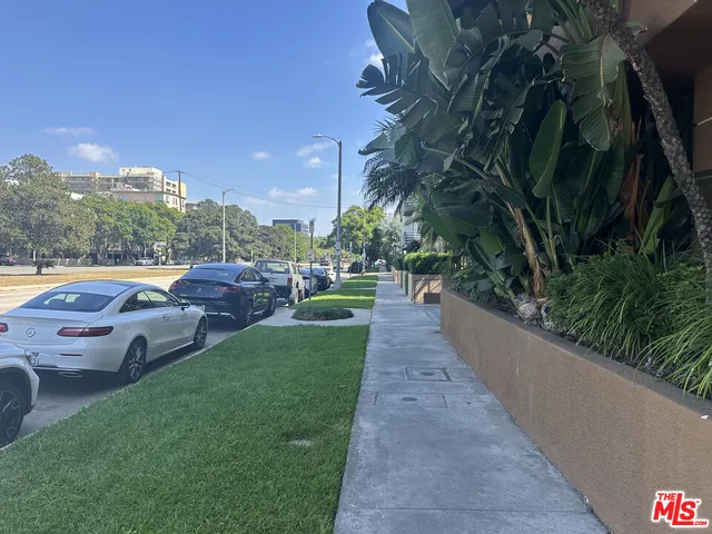 $2,400 | 8614 Burton Way, Unit 302, Los Angeles, CA 90048